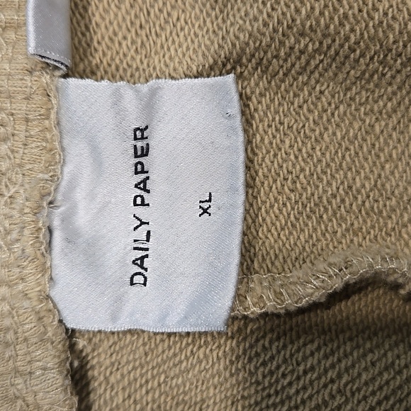 DAILY PAPER MEN'S SCRIPT LOGO SHORT IN TWILL BEIGE. SIZE X-LARGE. - Picture 4 of 11